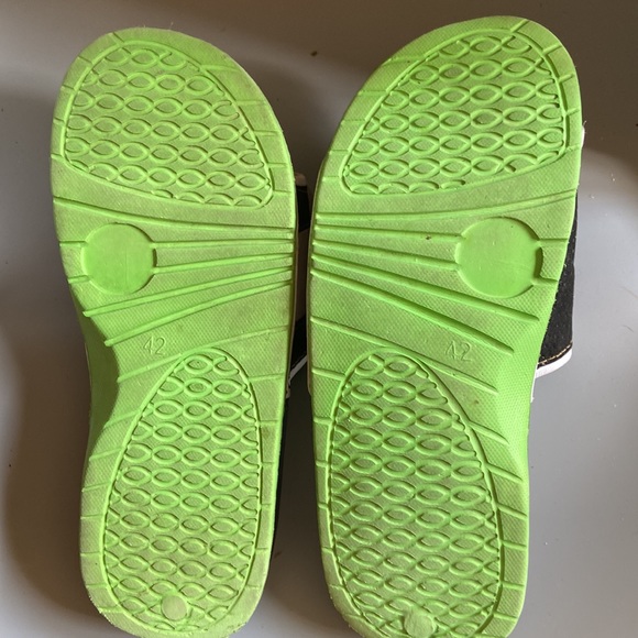 Wings Super flip flops green black and white. See toes perfectly smooth no wear - Picture 3 of 6